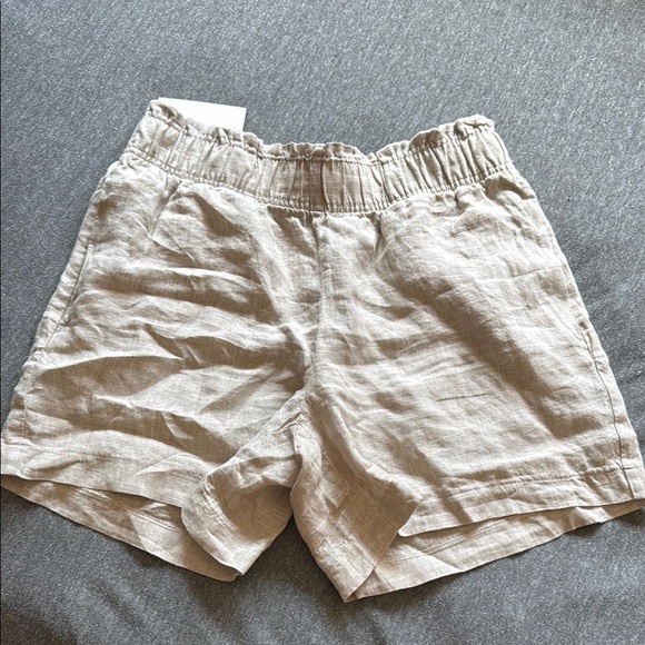Women’s High Waisted Tan Linen Shorts with Pockets - Picture 4 of 5